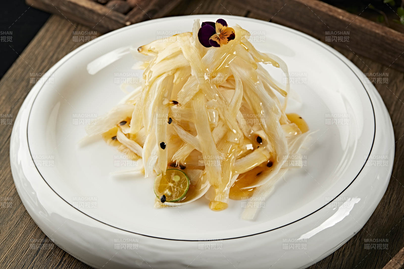 浇汁百香果酱茭白丝图片