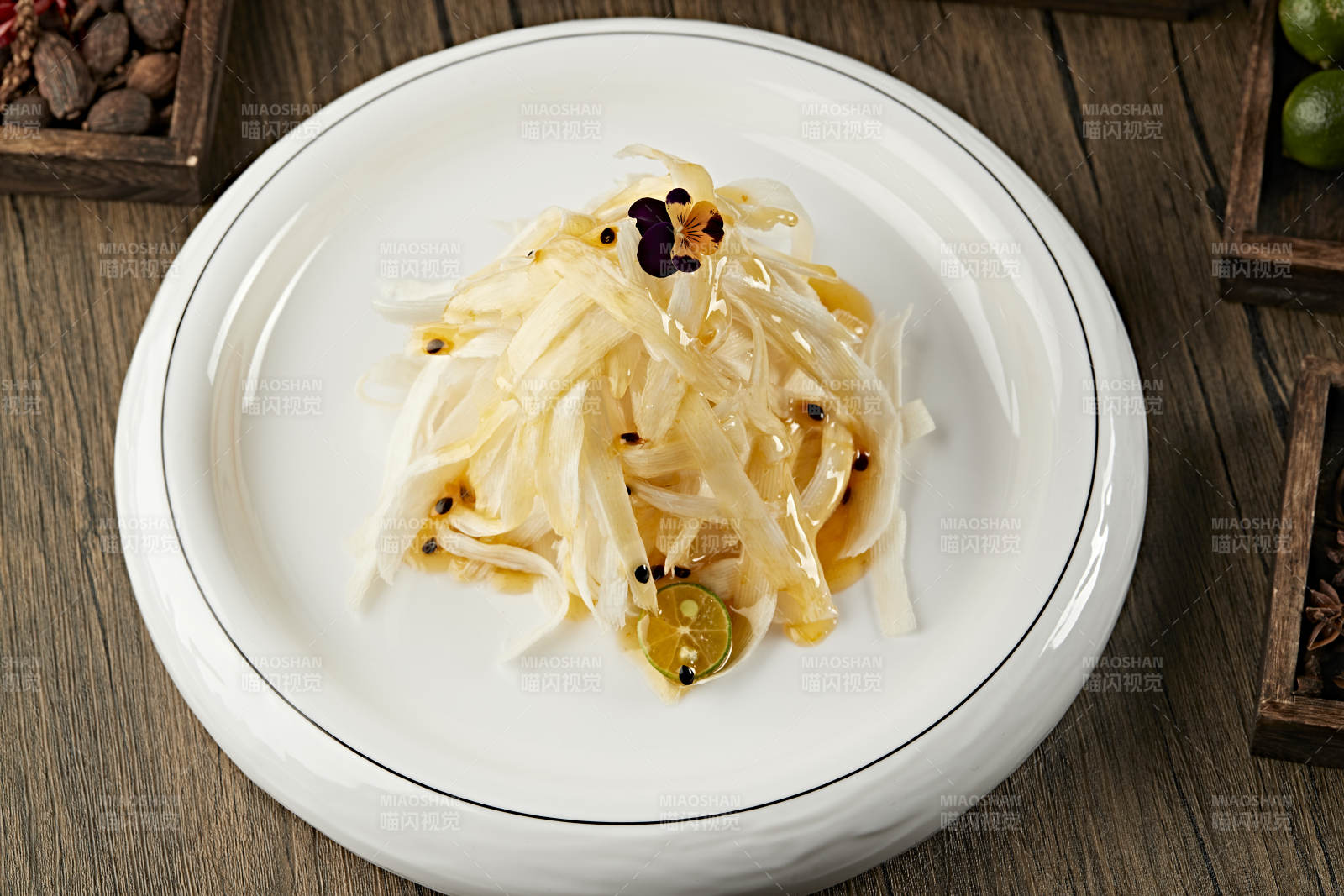 浇汁百香果酱茭白丝图片