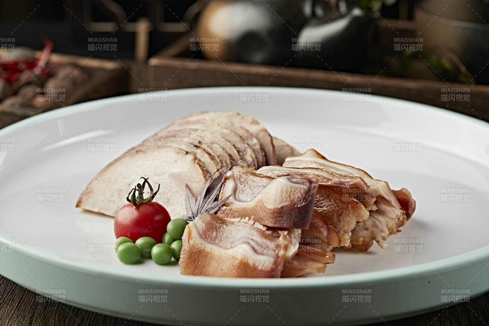 烟熏肘花切片配熏猪耳丝图片