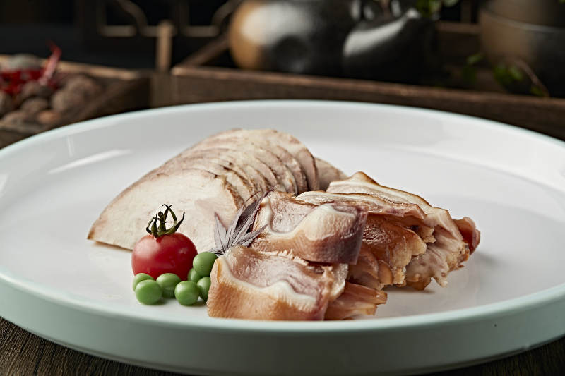 烟熏肘花切片配熏猪耳丝图片