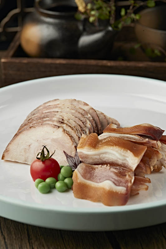 烟熏肘花切片配熏猪耳丝图片