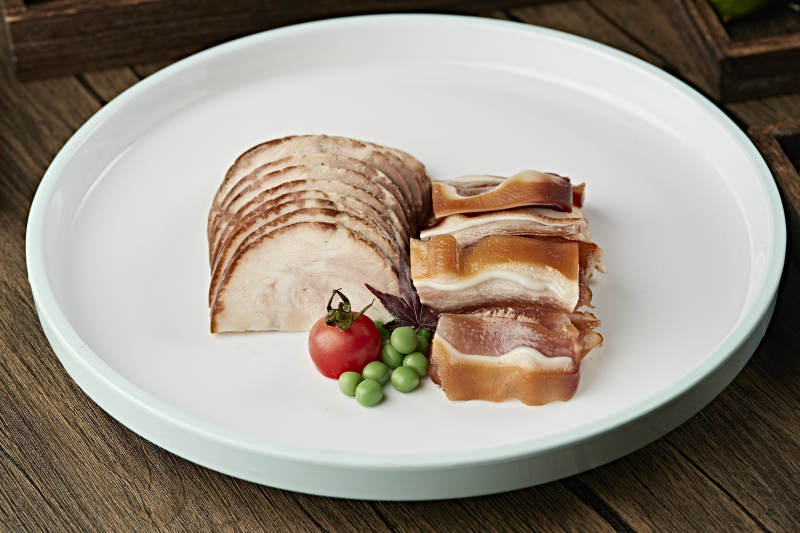 烟熏肘花切片配熏猪耳丝图片