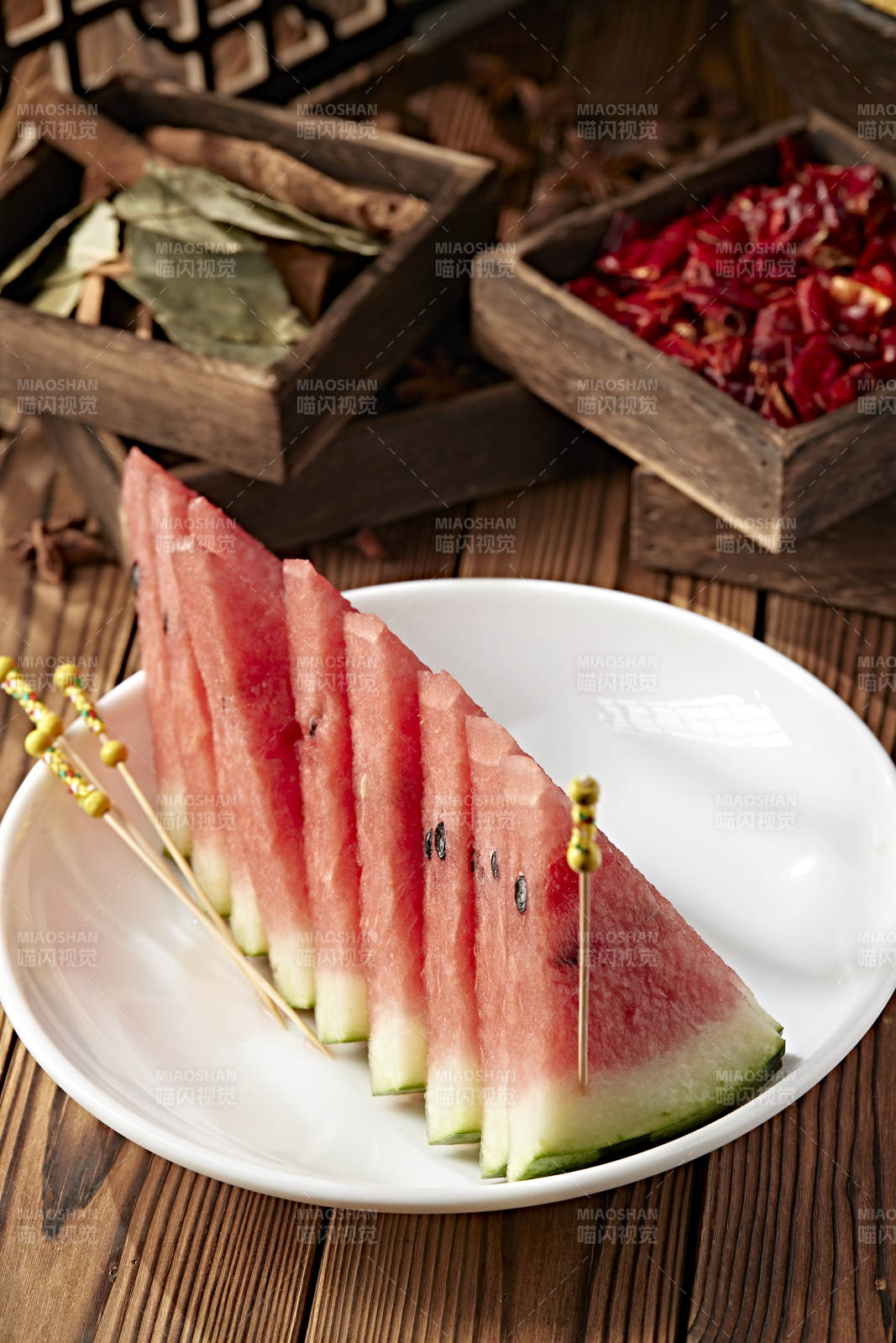 一盘切好的美味麒麟西瓜图片