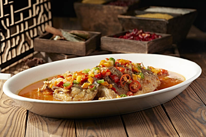 酸汤香辣剁椒炖鲈鱼图片