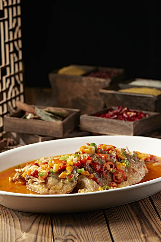 酸汤香辣剁椒炖鲈鱼图片