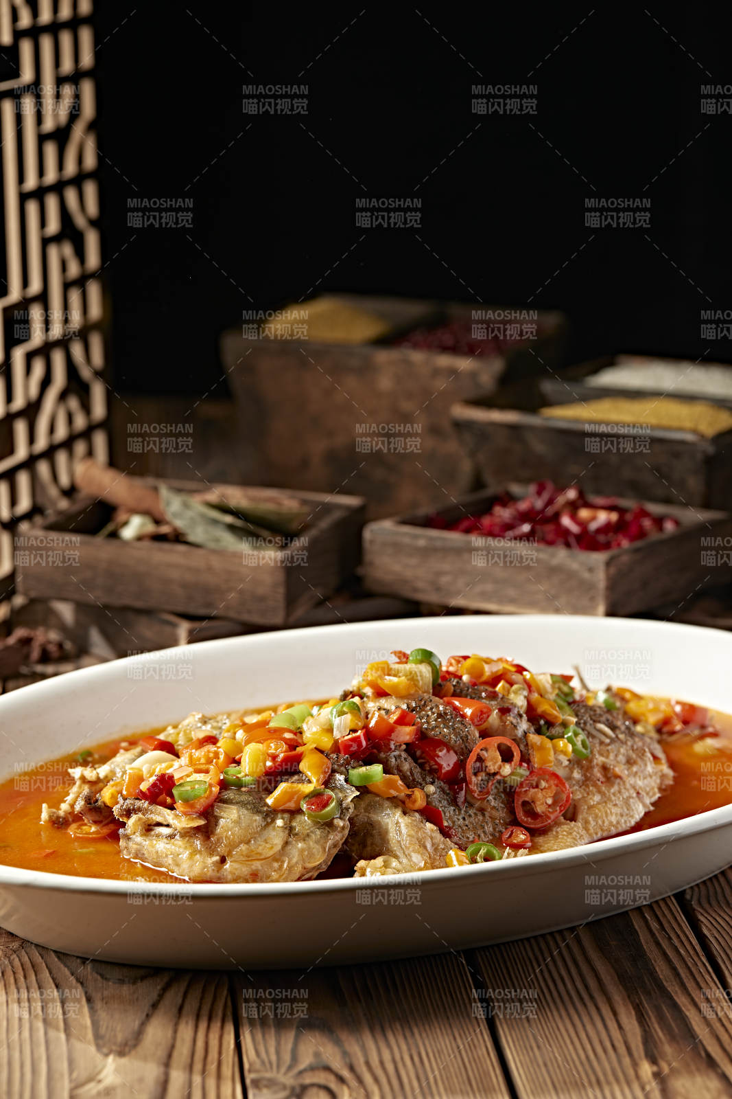 酸汤香辣剁椒炖鲈鱼图片