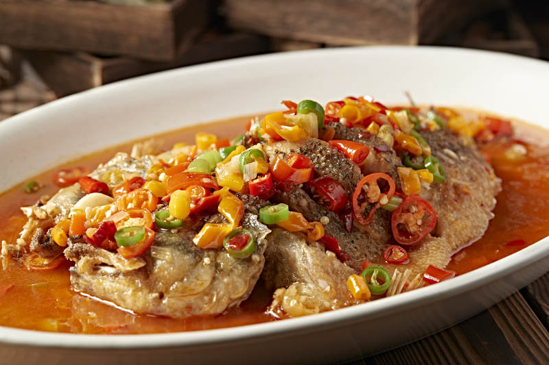 酸汤香辣剁椒炖鲈鱼图片