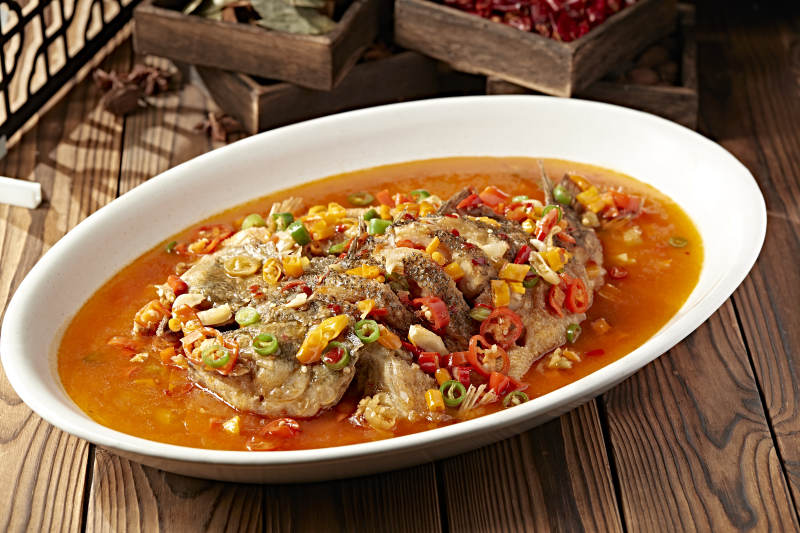 酸汤香辣剁椒炖鲈鱼图片