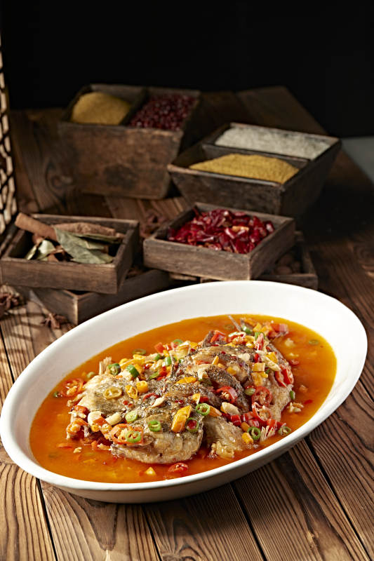 酸汤香辣剁椒炖鲈鱼图片