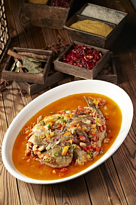 酸汤香辣剁椒炖鲈鱼图片