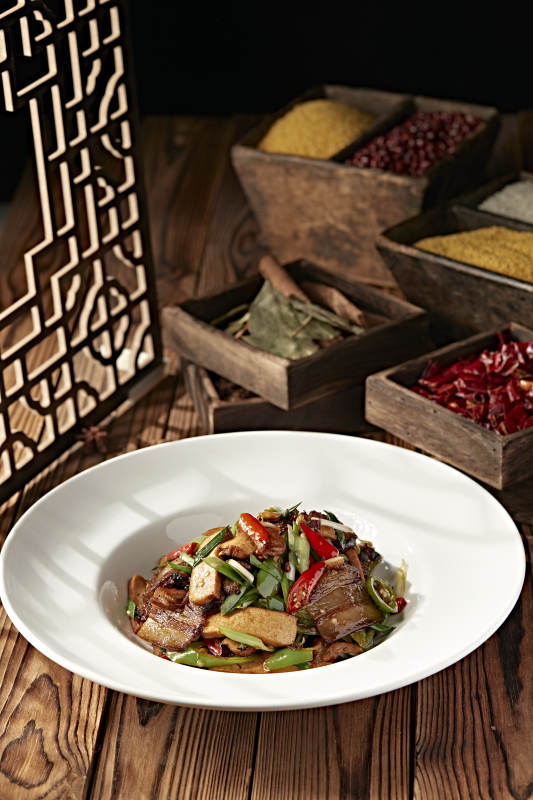 蒜苗米椒香干烧炒腊肉图片