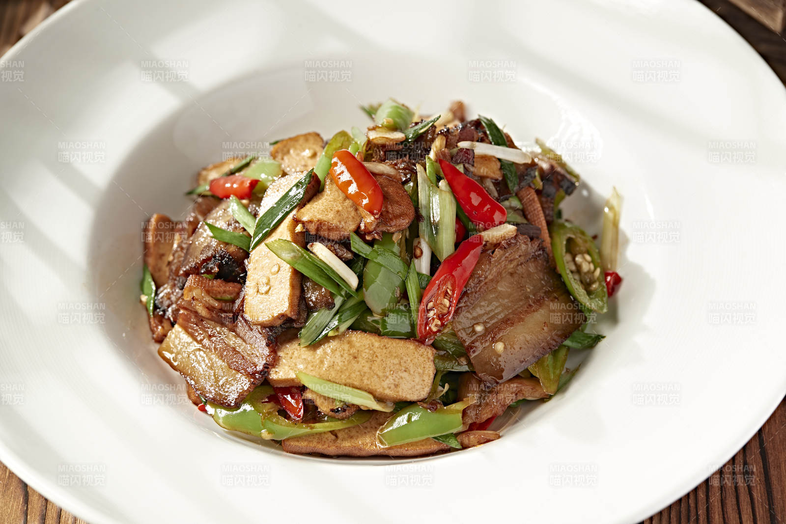 蒜苗米椒香干烧炒腊肉图片