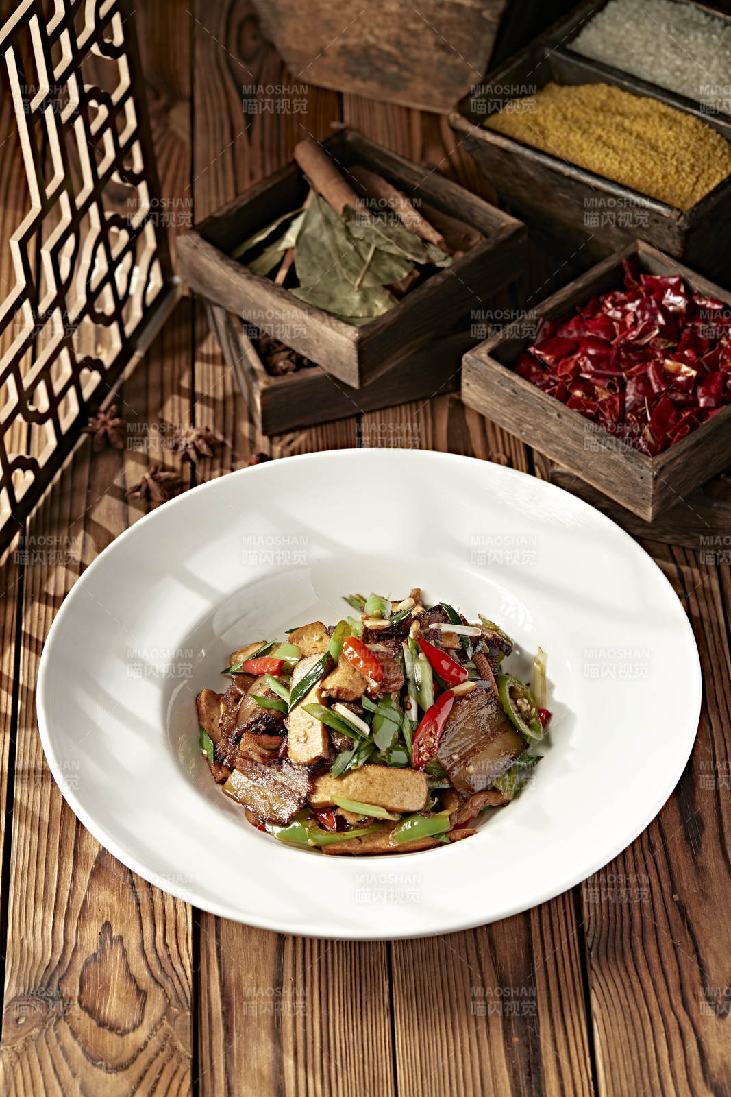 蒜苗米椒香干烧炒腊肉图片