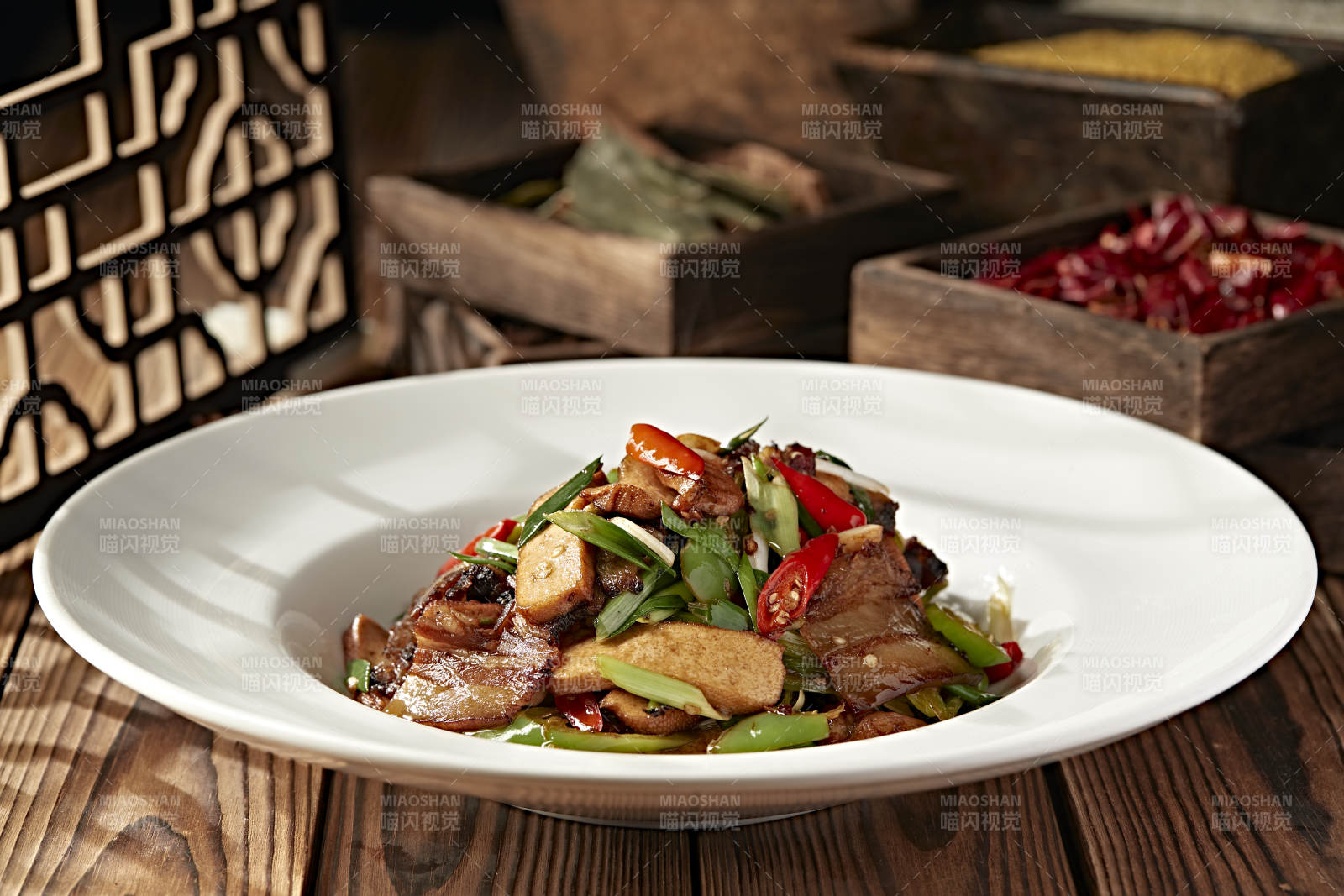 蒜苗米椒香干烧炒腊肉图片