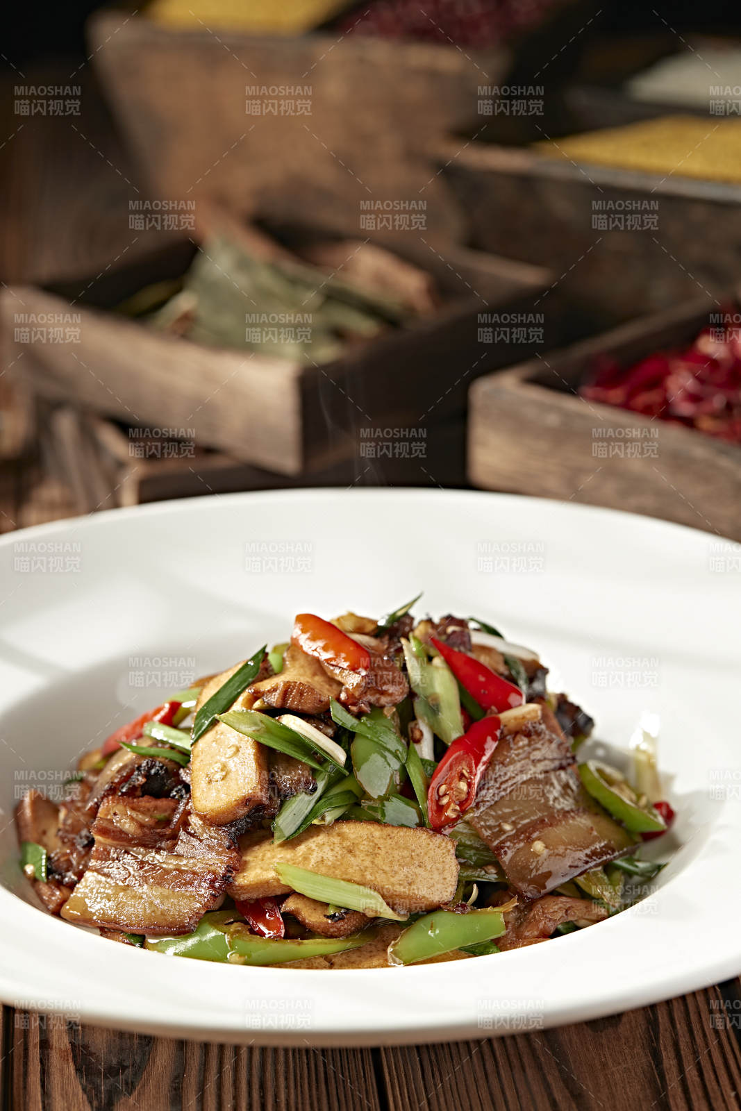 蒜苗米椒香干烧炒腊肉图片