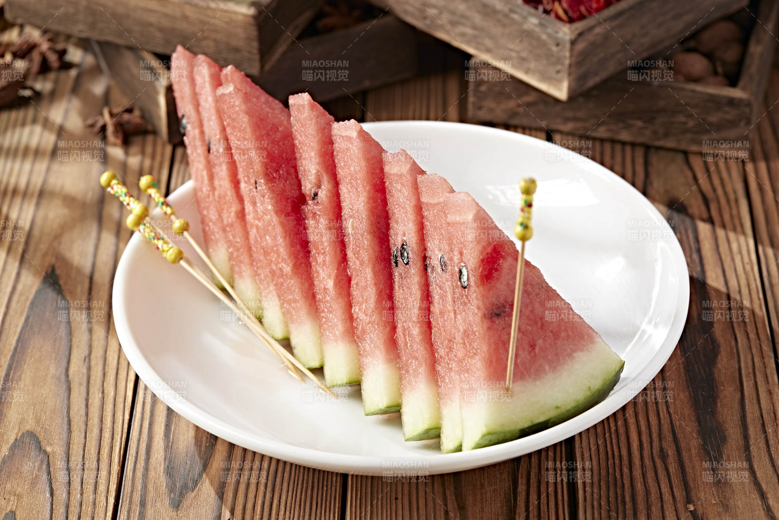 一盘切好的美味麒麟西瓜图片