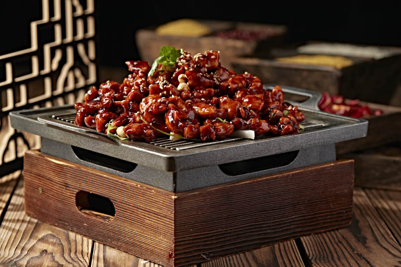 铁板炙子酱香鸡丁图片