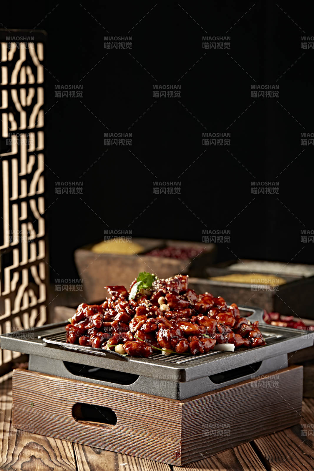 铁板炙子酱香鸡丁图片