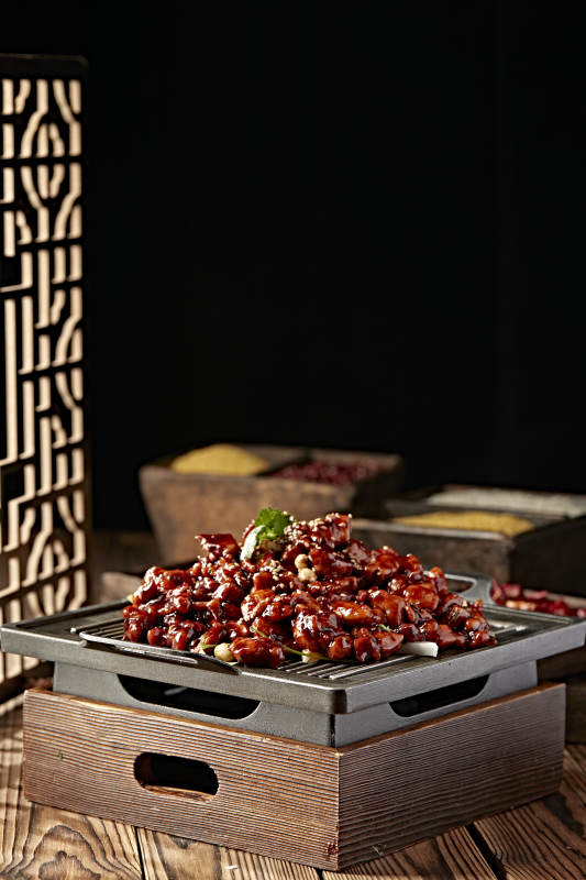 铁板炙子酱香鸡丁图片