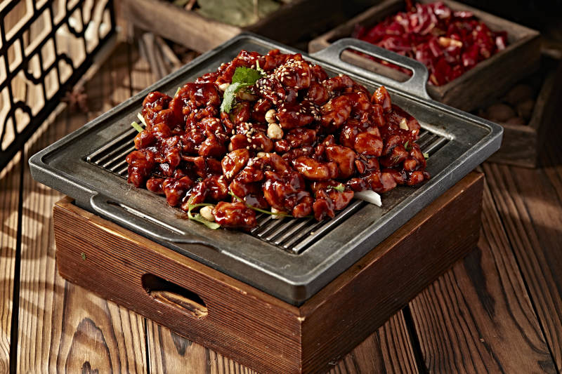 铁板炙子酱香鸡丁图片
