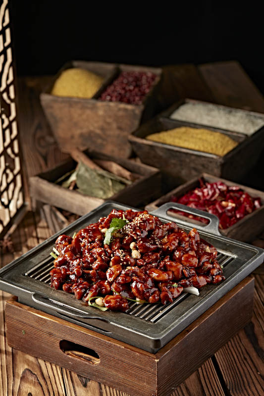 铁板炙子酱香鸡丁图片