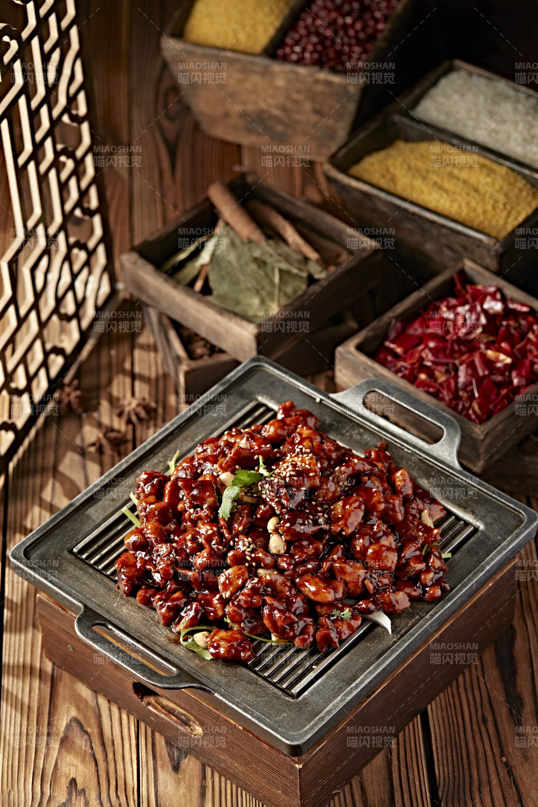 铁板炙子酱香鸡丁图片