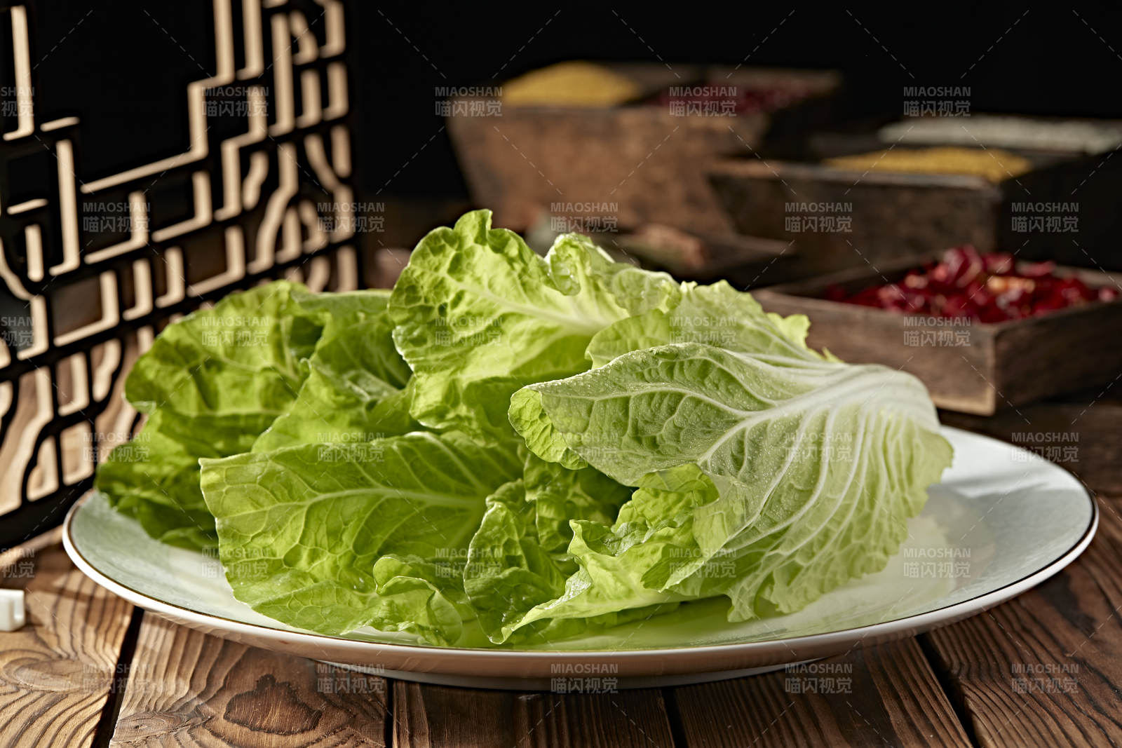 新鲜的两颗翠绿鲜嫩小白菜图片