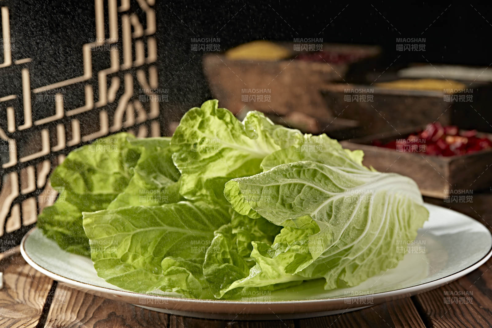 新鲜的两颗翠绿鲜嫩小白菜图片