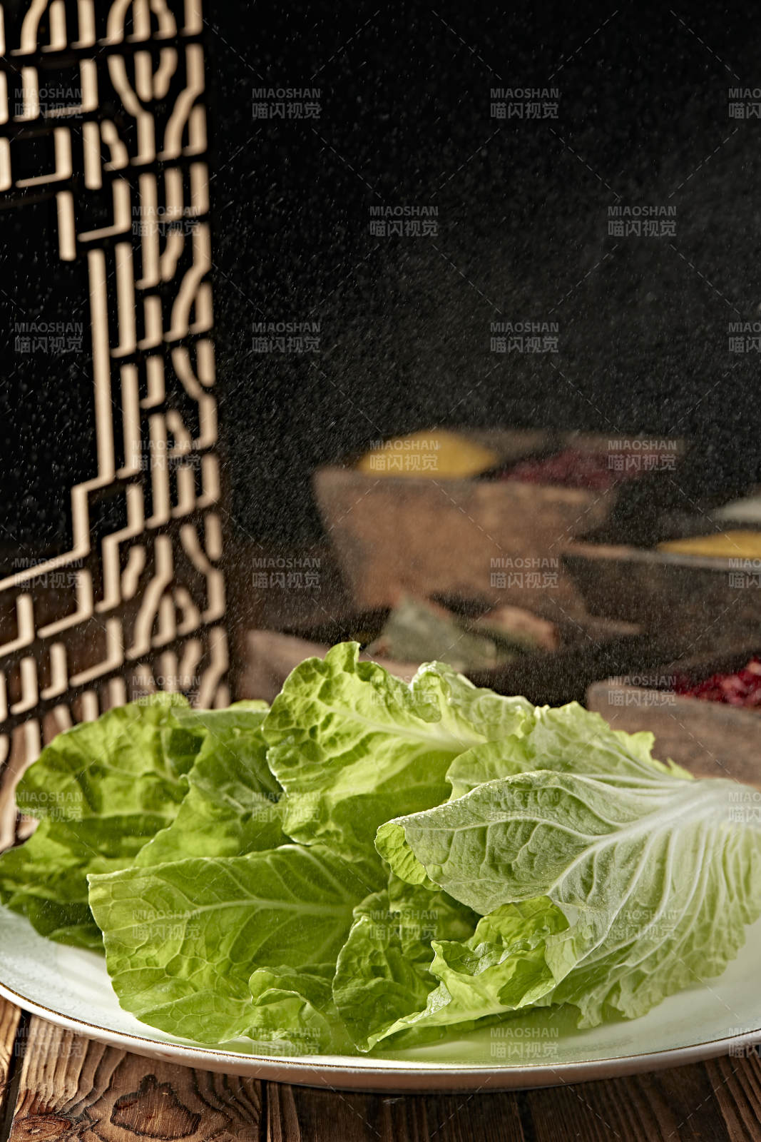 新鲜的两颗翠绿鲜嫩小白菜图片