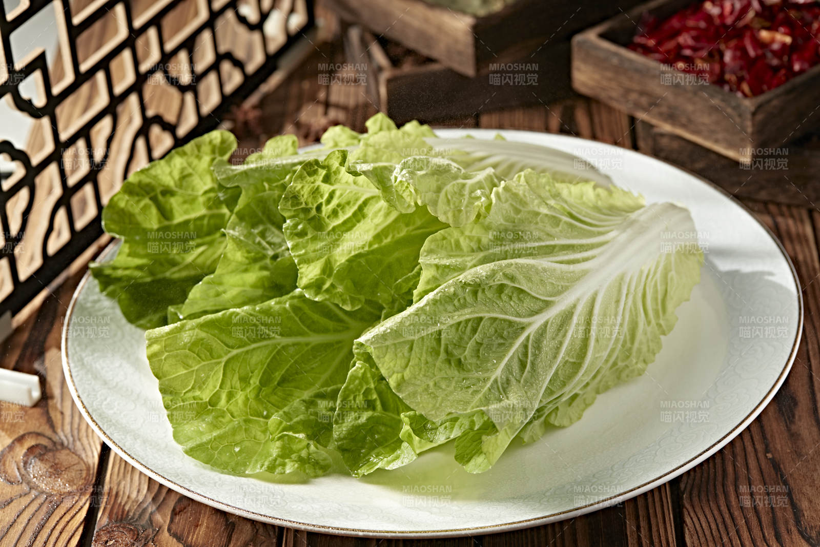 新鲜的两颗翠绿鲜嫩小白菜图片