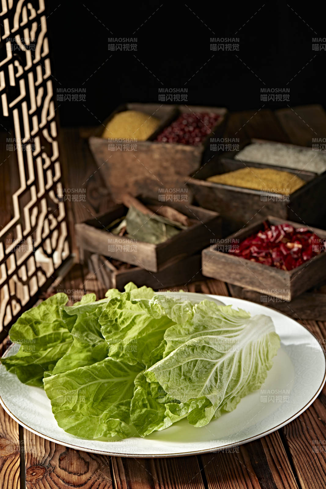 新鲜的两颗翠绿鲜嫩小白菜图片