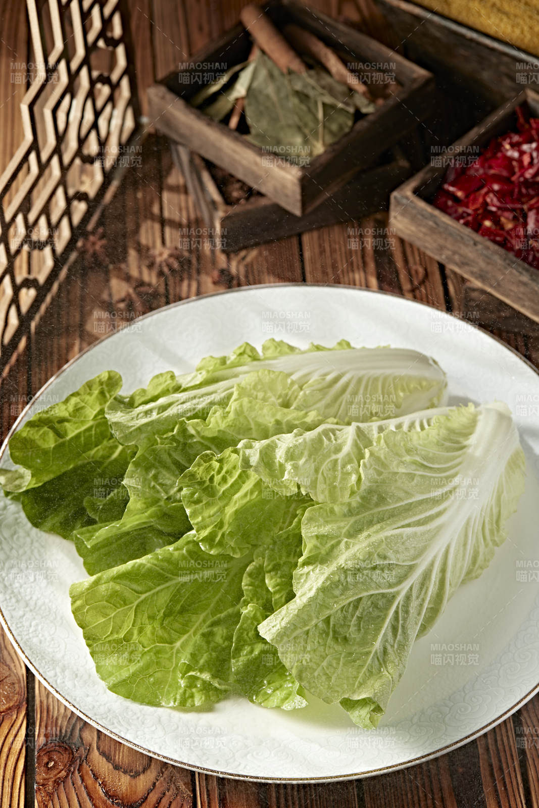 新鲜的两颗翠绿鲜嫩小白菜图片