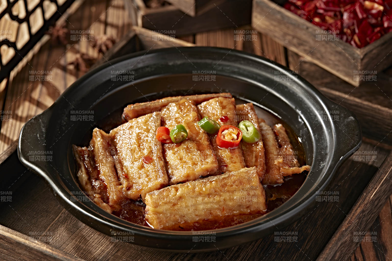 砂锅红油香辣炖酥骨带鱼图片