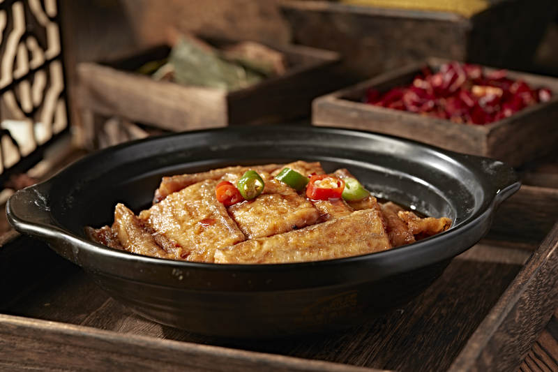 砂锅红油香辣炖酥骨带鱼图片