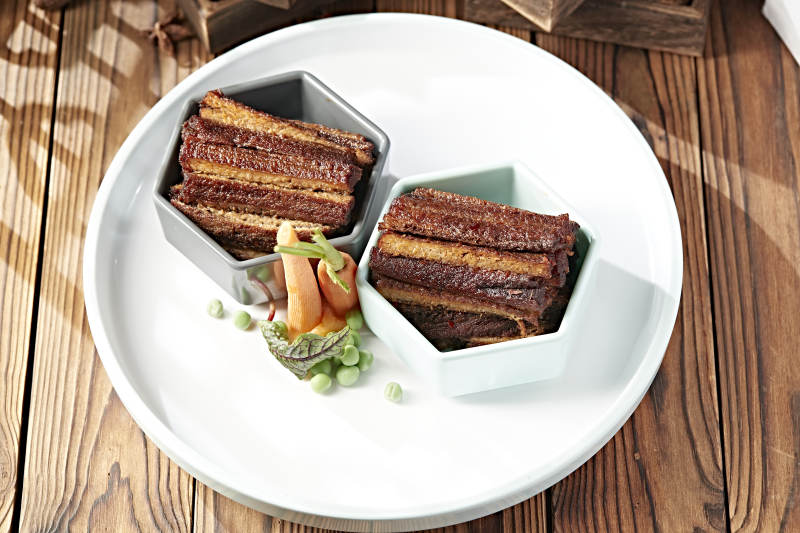 制作精良的凉菜酥骨酱香带鱼图片