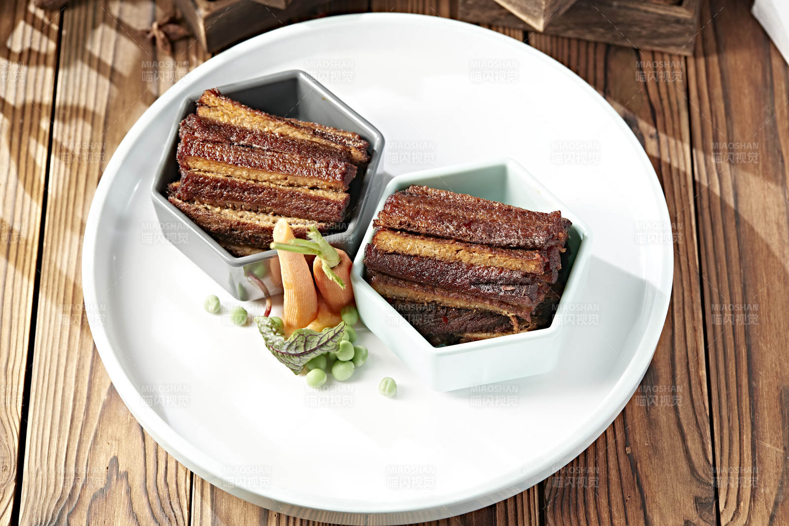 制作精良的凉菜酥骨酱香带鱼图片