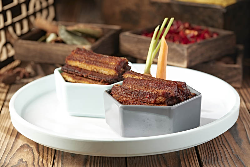 制作精良的凉菜酥骨酱香带鱼图片