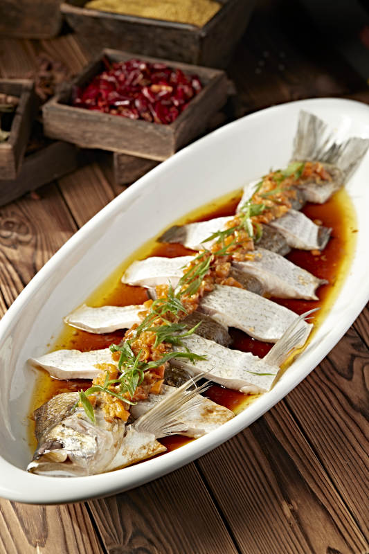 香辣灯笼椒剁椒蒸白鱼图片
