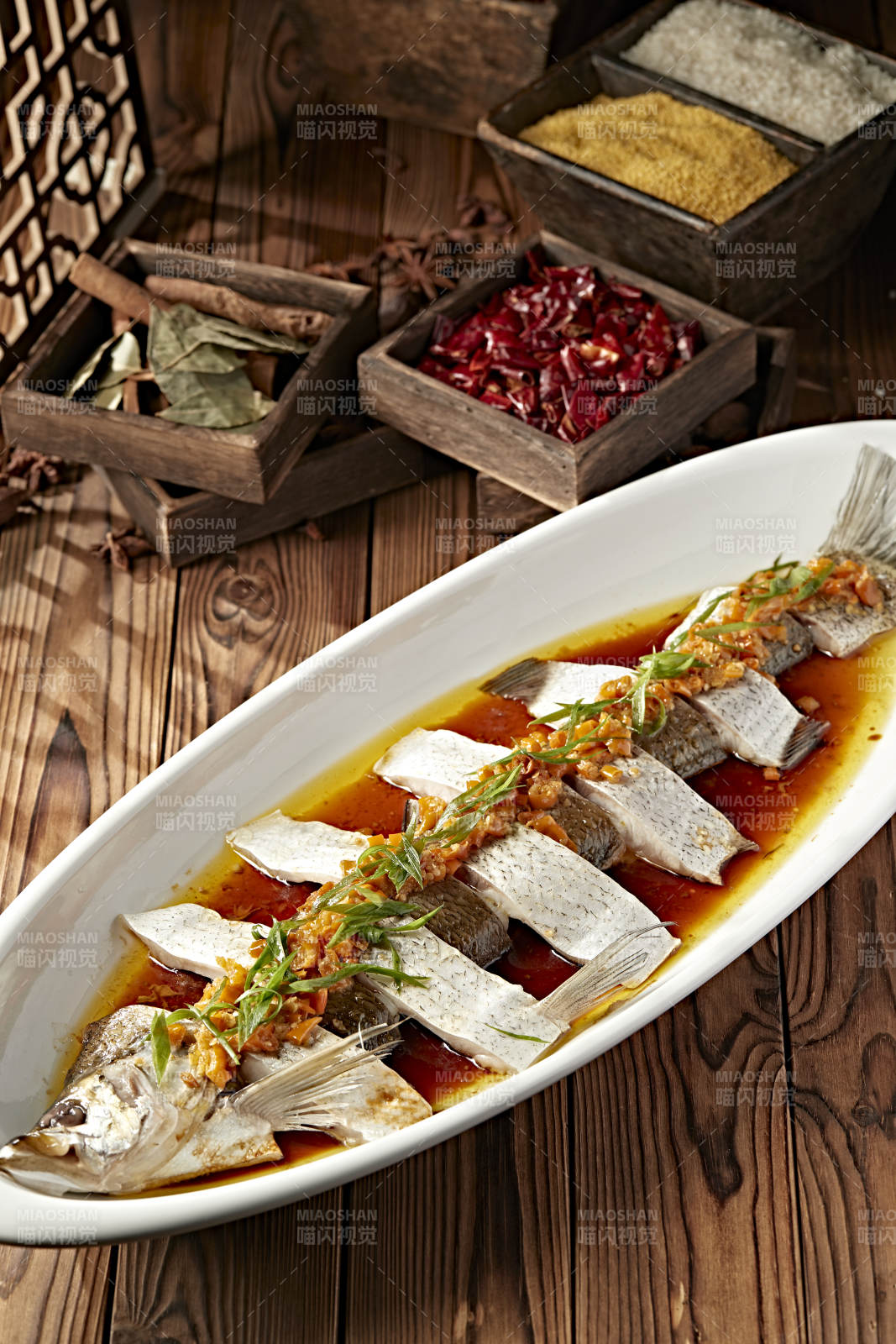 香辣灯笼椒剁椒蒸白鱼图片