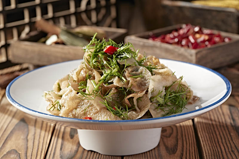 精美小凉菜茴香碎凉拌猪耳菌图片