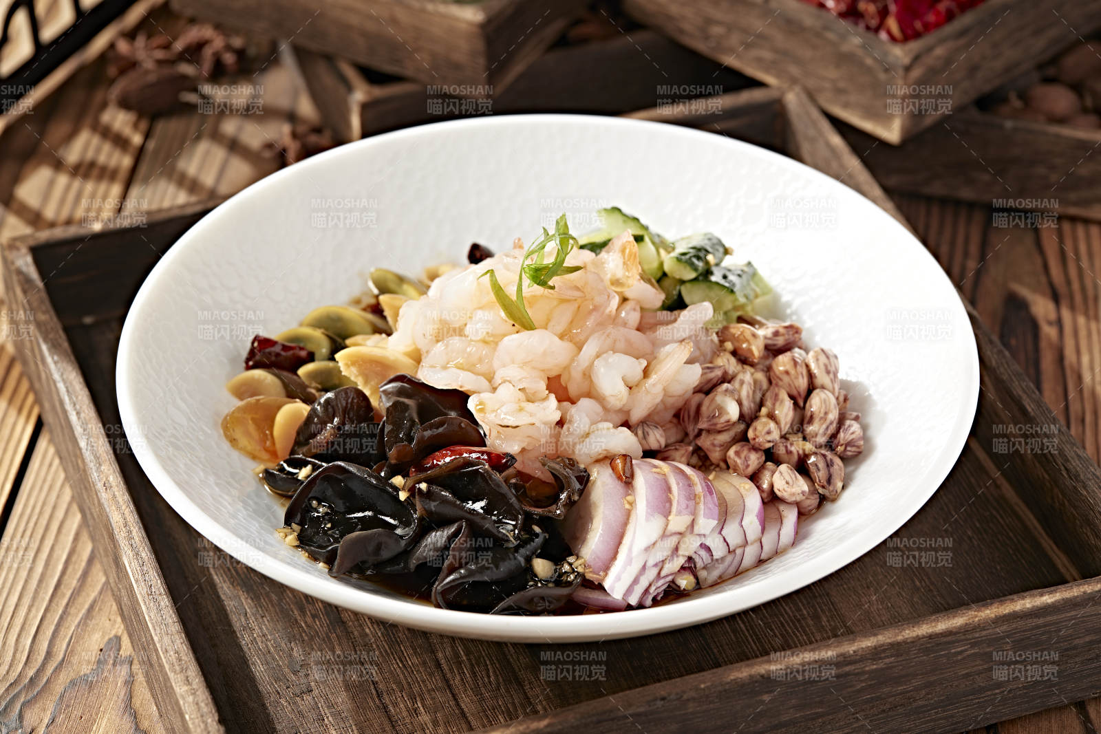 醋腌六样皮蛋黄瓜木耳花生洋葱虾仁图片