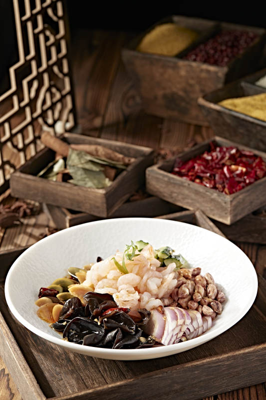 醋腌六样皮蛋黄瓜木耳花生洋葱虾仁图片