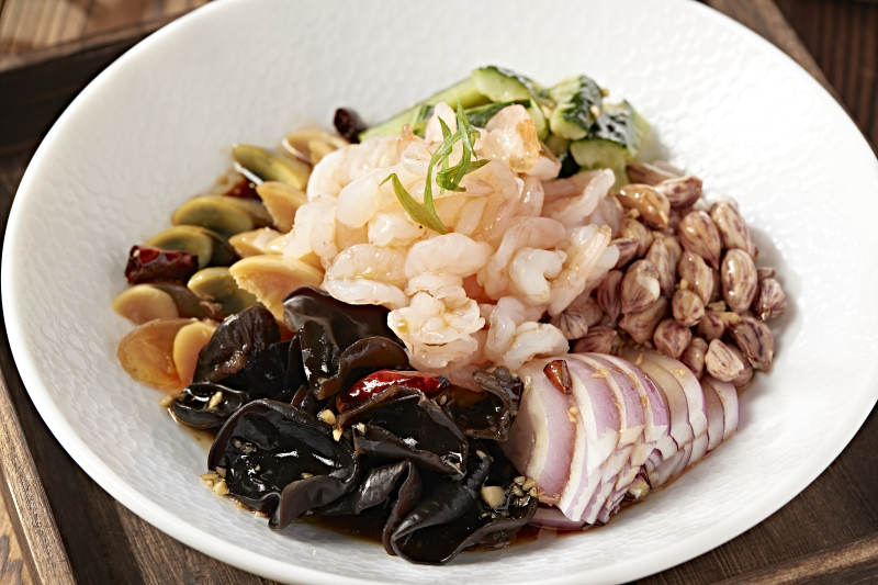 醋腌六样皮蛋黄瓜木耳花生洋葱虾仁图片