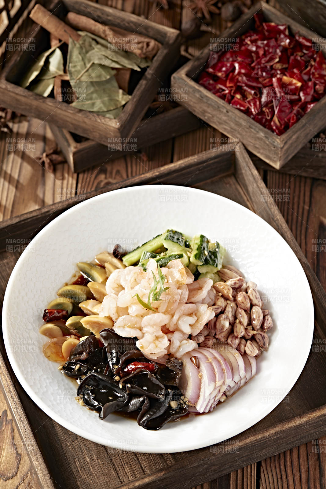 醋腌六样皮蛋黄瓜木耳花生洋葱虾仁图片