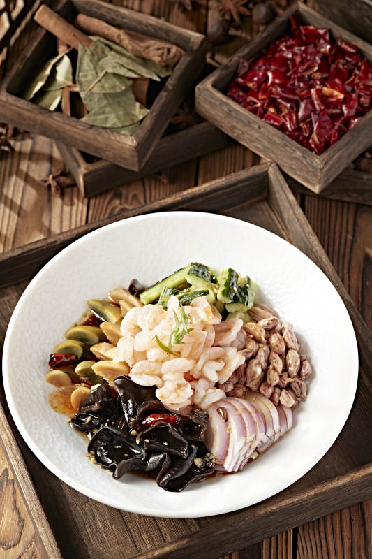 醋腌六样皮蛋黄瓜木耳花生洋葱虾仁图片