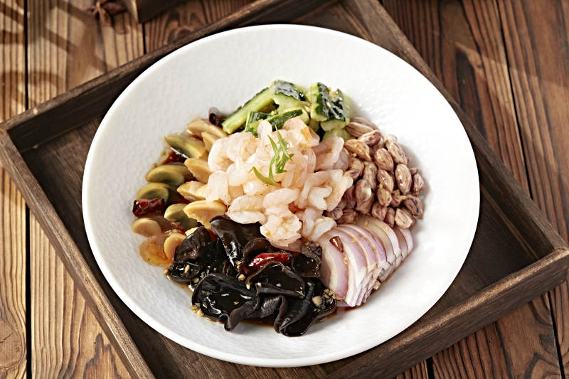 醋腌六样皮蛋黄瓜木耳花生洋葱虾仁图片