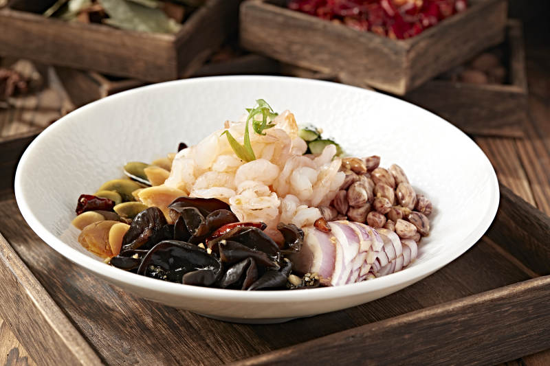 醋腌六样皮蛋黄瓜木耳花生洋葱虾仁图片