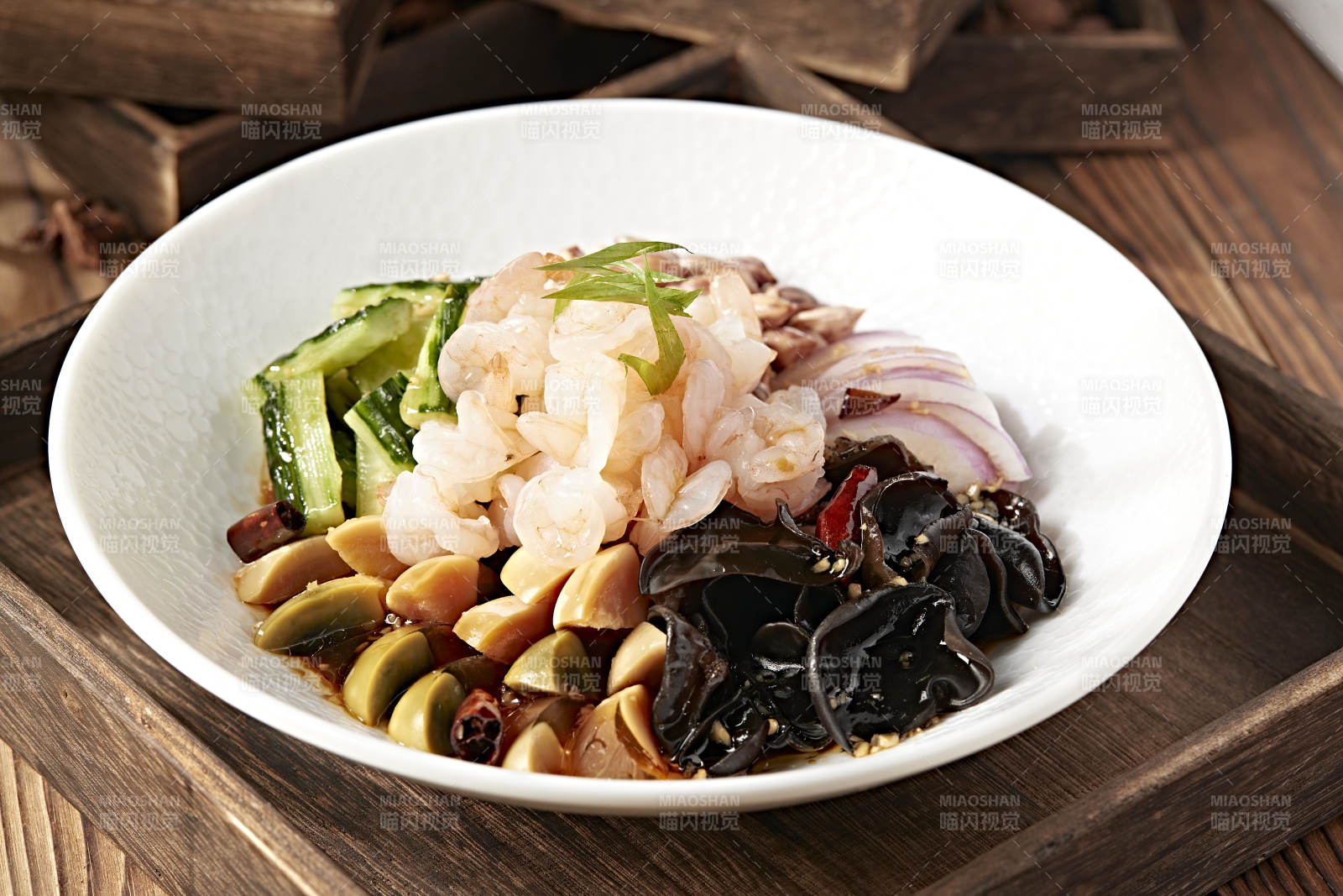 醋腌六样皮蛋黄瓜木耳花生洋葱虾仁图片