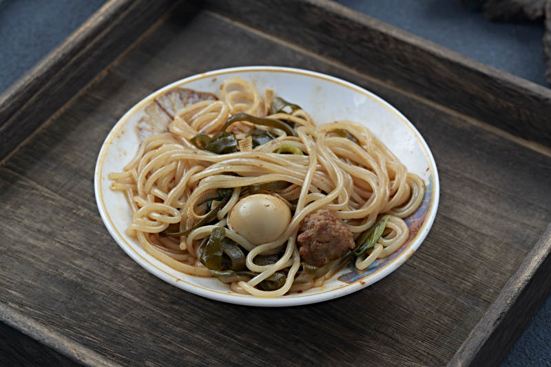 街头小吃酸辣粉加配菜丸子卤蛋图片