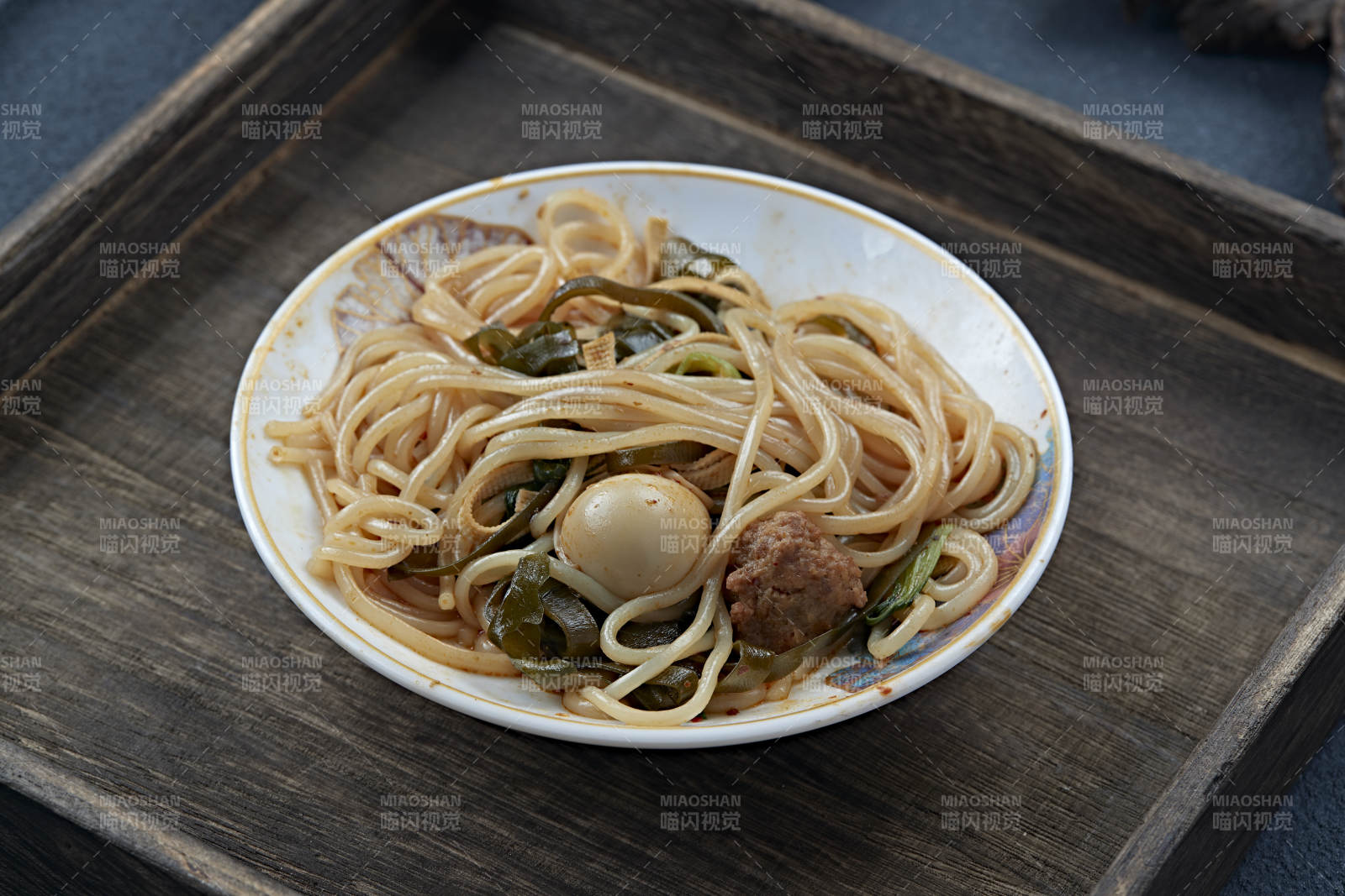 街头小吃酸辣粉加配菜丸子卤蛋图片